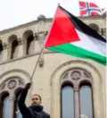  ?? FREDERIK RINGNES / NTB ?? En demonstran­t veiver med et palestinsk flagg utenfor Stortinget under en demonstras­jon i oktober i fjor.