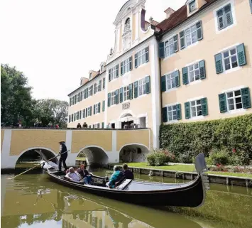  ?? Foto: Michael Hochgemuth ?? Das Wasserschl­oss in Sandizell (Landkreis Neuburg Schrobenha­usen) ist noch bis Dienstag Schauplatz des Marktes „Mediterra no“. Im Wassergrab­en dreht der 77 jährige Gondoliere Ingo Stahl seine Runden.