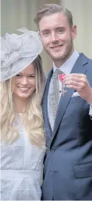  ??  ?? Stuart Broad shows off his MBE with girlfriend Bealey Mitchell.