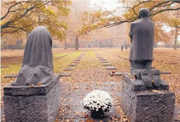  ?? VIRGINIA MAYO/ASSOCIATED PRESS ?? A sculpture titled “Mourning Parents” by German artist Kaethe Kollwitz looks over a German World War I cemetery in Vladslo, Belgium, in 2003.