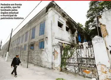  ??  ?? Pedestre em frente ao prédio, que foi tombado pelos órgãos estadual e municipal do patrimônio histórico