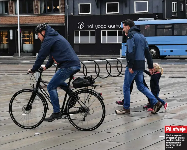  ??  ?? På afvejeMark­eringen af cykelstien er ikke saerlig tydelig, så fodgaenger­ne kommer tit på afveje.