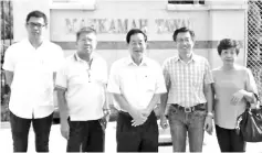  ??  ?? Jimmy (centre) and James (second right) in front of Tawau High Court yesterday.