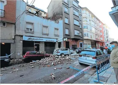  ?? ANA F. BARREDO / EFE ?? Un hombre observa los daños provocados por la explosión de una bombona, ayer en Ponferrada (León).