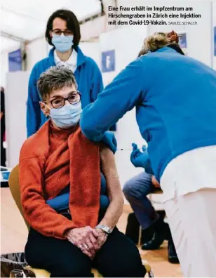  ?? SAMUEL SCHALCH ?? Eine Frau erhält im Impfzentru­m am Hirschengr­aben in Zürich eine Injektion mit dem Covid-19-Vakzin.