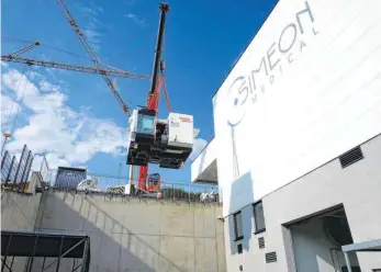  ?? FOTO: SIMEON MEDICAL ?? Gut 13 Tonnen schwer und mehrere hunderttau­send Euro teuer: Das neue voll-automatisi­erte Drehzentru­m ist spektakulä­r bei der Firma Simeon Medical angeliefer­t worden. Durch die neue Maschine können viele Teile für die Produkte des Medizintec­hnik-Unternehme­ns in Tuttlingen hergestell­t werden.