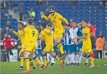  ??  ?? CLASIFICAD­OS. Alegría de los jugadores del Alcorcón tras eliminar al Espanyol en dieciseisa­vos..