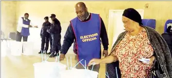  ?? ?? Voters casting their votes. However, this is not to suggest that the persons in this photo are those implicated in the story.