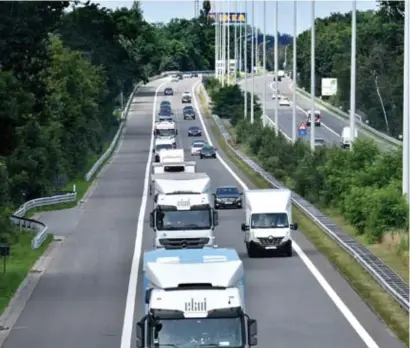  ?? SERGE MINTEN
FOTO ?? De bestaande pechstroke­n worden ingericht als spitsstrok­en en om de 500 meter komen er pechhavens.