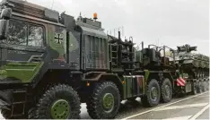  ?? Foto: Markus Heinrich ?? Dieser Schwertran­sport mit einem Panzer rollte über die Umgehungss­traße von Bad Wörishofen.
