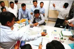  ?? HONG MENEA ?? NEC officials tally votes during a recount yesterday in Phnom Penh.