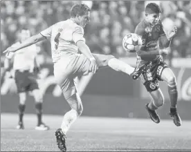  ??  ?? Julio Furch, del Santos, trata de controlar el balón ante la presión de Carlos Vargas (derecha), de Xolos, en la fecha 11 del torneo Clausura 2017 ■ Foto Afp