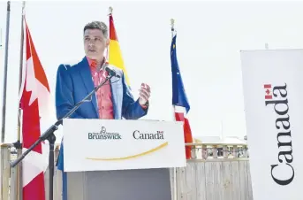  ??  ?? Le député fédéral Serge Cormier a sous-entendu que d’autres investisse­ments dans la Péninsule acadienne seront annoncées cet été. - Acadie Nouvelle: Vincent Pichard