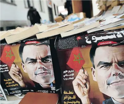  ?? BARISCAL / EFE ?? Portada dels diaris marroquins amb la caricatura d’un Sánchez amb la bandera del país veí