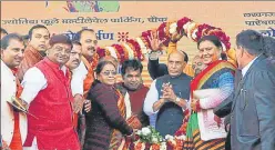  ?? DHEERAJ DHAWAN/HT PHOTO ?? Union home minister Rajjnath Singh being greeted during a programme at Jyotiba Phule multi-level parking in Old City in Lucknow on Thursday.