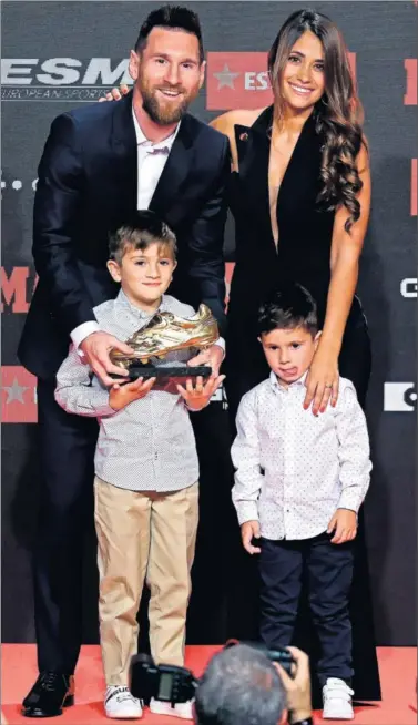  ??  ?? Messi posa con su sexta Bota de Oro junto a su mujer Antonella y dos de sus tres hijos, Thiago y Mateo.