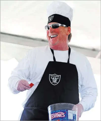  ?? Erik Verduzco ?? Las Vegas Review-journal @Erik_verduzco Raiders owner Mark Davis picks a raffle ticket for a giveaway during a barbecue for workers Thursday at the stadium site.