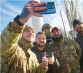  ?? UKRAINIAN PRESIDENTI­AL PRESS OFFICE ?? Volodymyr Zelenskyy, center, poses with Ukrainian soldiers Monday in Kherson.