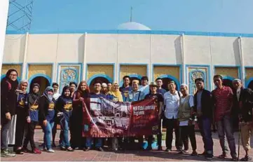  ??  ?? Management & Science University students during their visit to the Blue Mosque.