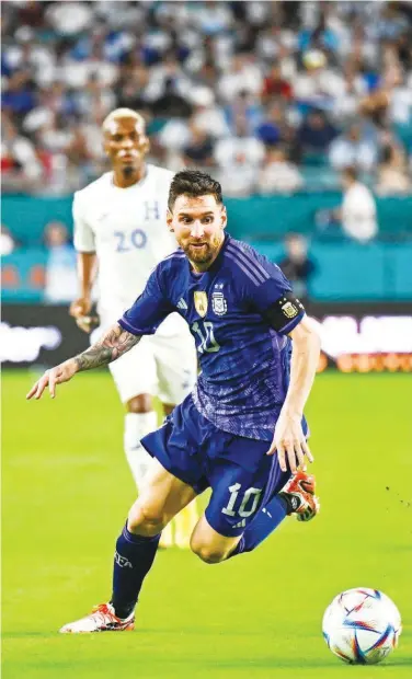  ?? ?? Argentina’s Lionel Messi runs with the ball during their internatio­nal friendly match against Honduras in Florida on Friday.