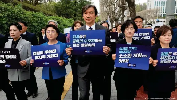  ?? Bild: Ahn Young-joon/AP Photo/picture alliance ?? Auf einem Rachefeldz­ug gegen Yoon? Der ehemalige Justizmini­ster Cho Kuk (vorne in der Mitte)