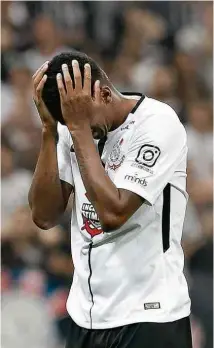  ?? Marco Galvão/Fotoarena/Folhapress ?? Atacante Jô lamenta lance perdido em jogo do Corinthian­s COBRANÇA
