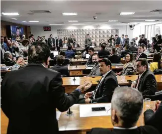  ?? Gabriela Biló/folhapress ?? Na abertura da CPI, senador Magno Malta questiona escolhas da Mesa