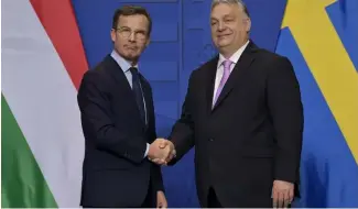  ?? ?? Le Premier ministre suédois Ulf Kristersso­n, à gauche, écoute son homologue hongrois Viktor Orbán à Budapest