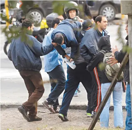  ?? ALFREDO MARTINEZ ?? Herido. Un trabajador lastimado es sacado por sus compañeros para que lo atiendan.