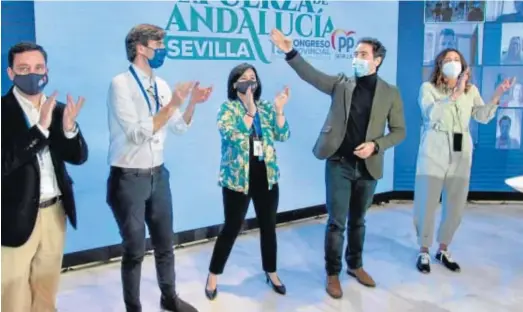  ?? FOTOS: JUAN CARLOS VÁZQUEZ ?? Juan de la Rosa, Pablo Montesinos, Virginia Pérez, Teodoro García Egea y Loles López, al término del congreso celebrado en Sevilla.