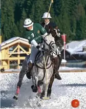  ??  ?? SCHNEEPOLO wird in Aspen seit 2001 gespielt – mit hochkaräti­ger Besetzung wie Nacho Figueras, einem Freund von Prinz Harry