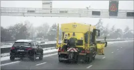  ?? (DR) ?? L’autouroute A a été coupée pour faciliter le travail des saleuses.