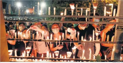  ?? JEROME FAVRE / EFE ?? Ciudadanos hongkonese­s encienden velas ayer como tributo por la matanza de Tiananmen.