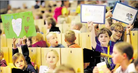  ?? BILD: UNI OLDENBURG ?? Wie viele Päckchen mit Aufklebern braucht man, bis das Sammelalbu­m voll ist? Wie man das errechnet, können NachwuchsM­athematike­r in diesem Jajr an der Kinderuni lernen