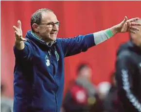  ?? REUTERS PIC ?? Republic of Ireland manager Martin O'Neill gestures to his players during the match against Denmark on Saturday.