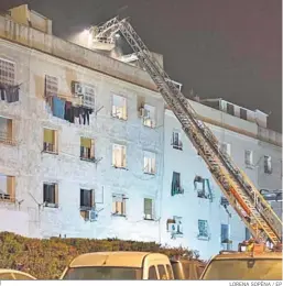  ?? LORENA SOPÊNA / EP ?? Bomberos trabajan en el edificio derrumbado en Badalona (Barcelona).