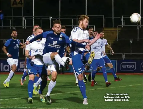  ??  ?? CFC-Torschütze Kevin Freiberger zieht vor BFVKapitän Robin Fluß ab.