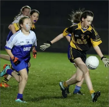  ??  ?? Tilda Murphy of Kilrush soloing away from Bree’s Alisha Furlong.