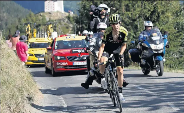  ??  ?? ACARICIÓ LA GLORIA. Mikel Nieve fue el más fuerte de la fuga, se fue en solitario en la Rosière, pero el empuje de Thomas le privó en los últimos metros de alzar los brazos.