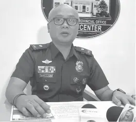  ?? / ARNOLD Y. BUSTAMANTE ?? ■ MIPASIDAAN: Si Police Major Windel Abellana, informatio­n officer sa Cebu City Police Offce (CPPO), nihatag og pasidaan batok sa pagkatap sa social media sa sayop nga kasayuran sa giingong pagpakatap sa Banakon o King cobra.