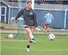  ?? CLAYTON FREEMAN/FLORIDA TIMES-UNION ?? St. Johns Country Day midfielder Cece Nowicki passes the ball in a practice.