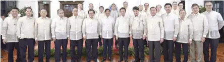  ?? PhotograPh courtesy of Wilson ong ?? 2023 Malacañang Palace induction by President ferdinand 'Bongbong' romualdez Marcos Jr. (center) of newly-elected officers of the federation of filipino chinese chambers of commerce and industry, inc. led by President Dr. cecilio Pedro (sixth from left).