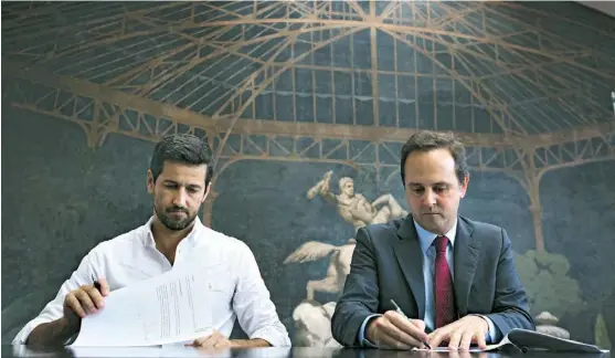  ??  ?? Oferta de manuais foi negociada entre Medina e Ricardo Robles (à esquerda) no âmbito do acordo que viabilizou o executivo de Lisboa