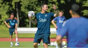  ?? KIM HAIRSTON/BALTIMORE SUN ?? Frank Lampard, Everton F.C. manager, gives instructio­n Thursday during open training at Episcopal High in Alexandria, Va. The Toffees are on a preseason tour in the U.S. and will play Arsenal F.C. on Saturday in a friendly at M&T Bank Stadium.