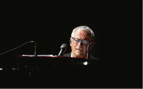  ?? Foto: Marcus Merk ?? Inzwischen 71 und noch immer unverbogen: Konstantin Wecker auf der Bühne in der Stadthalle Gersthofen.