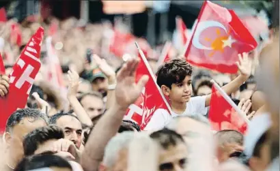  ?? LEFTERIS PITARAKIS / AP ?? Míting a favor de l’opositor Imamoglu dimecres passat a Istanbul