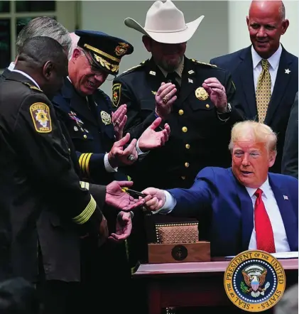  ?? AP ?? Donald Trump firma en el Despacho Oval un decreto de buenas prácticas policiales criticado por ser solo voluntario