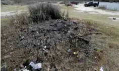  ??  ?? Basura. Cualquier lugar “es bueno” para arrojar los envases vacíos de cerveza; también hay restos de que ahí hacen carnes asadas.