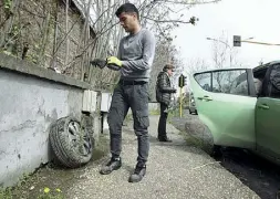  ??  ?? In panne Un automobili­sta alle prese con una foratura sulla Salaria (Proto)