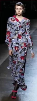  ?? GRANT POLLARD/INVISION/THE ASSOCIATED PRESS ?? A model wears a creation by designer Erdem during the Spring/Summer 2018 runway show at London Fashion Week. His H&M collaborat­ion offers far more affordable outfits.